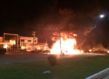 Explosão causa incêndio na Avenida dos Holandeses