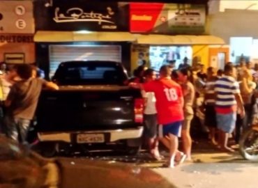 Caminhonete invade loja e deixa cinco pessoas feridas na Vila Embratel