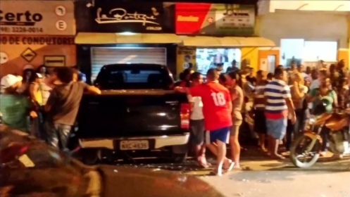Caminhonete invade loja e deixa cinco pessoas feridas na Vila Embratel