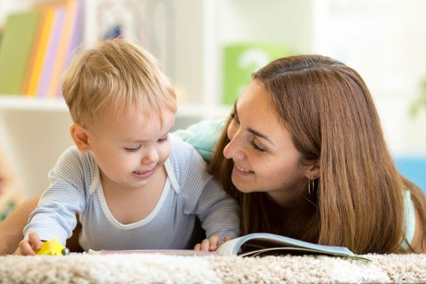 Leitura na primeira infância impulsiona alfabetização, diz pesquisa