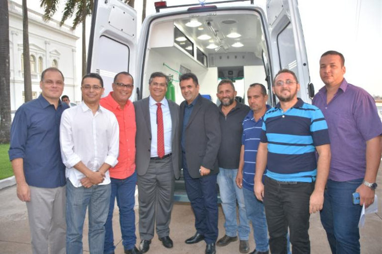 Seis ambulâncias entregues em municípios maranhenses