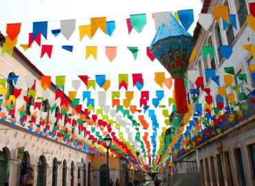 Barracas e bandeirinhas anunciam a chegada do São João