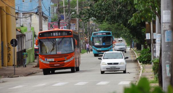 Passageiro de ônibus morre com tiro na cabeça após assalto em São Luís