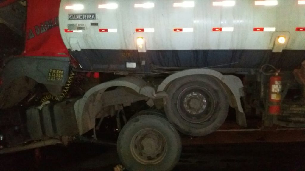 Grave acidente entre caminhão e carreta na BR-135