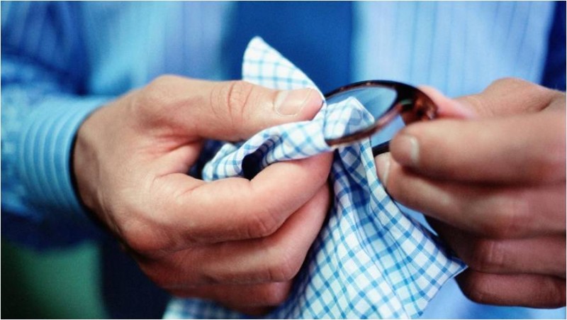 Conheça mitos e verdades sobre limpeza correta dos óculos