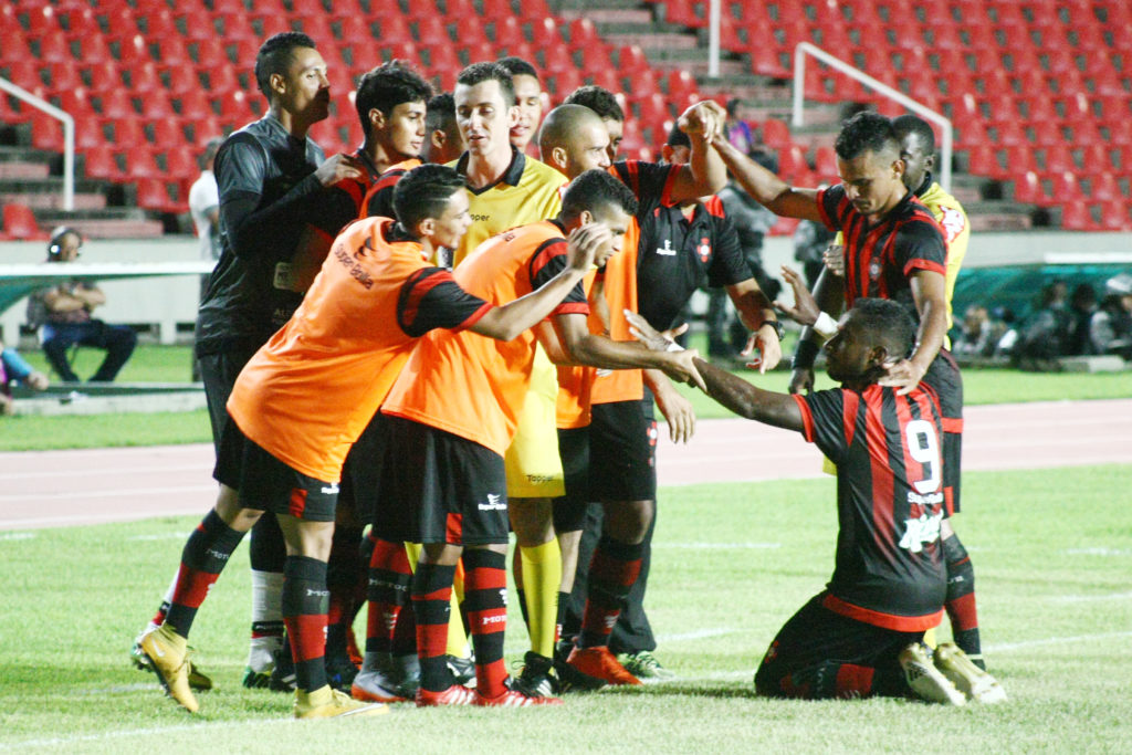 Jogadores do Moto comemoram gol diante do Fortaleza. (Foto: Honório Moreira)