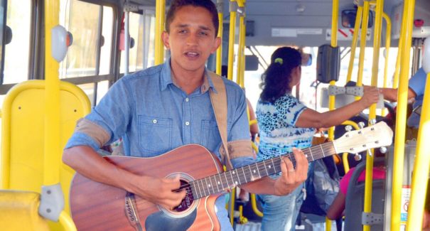 O cantor maranhense que saiu dos ônibus para o palco