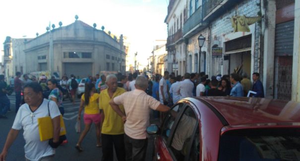 Comerciante é baleado em assalto no Centro