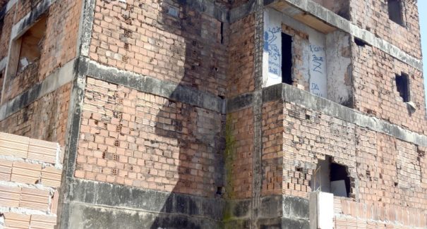 Vizinhos esperam por demolição do “Balança, mas não cai”