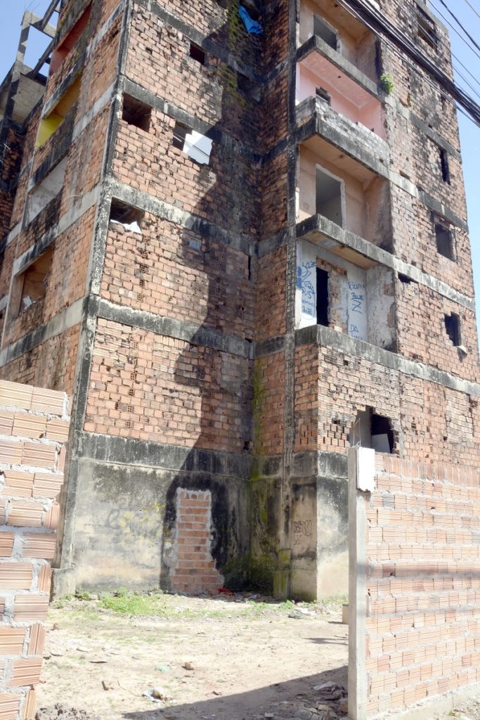 Segundo populares que passam diariamente pelo local, existem pessoas, em sua maioria guardadores de carros e pessoas que trabalham naquela região, que estão utilizando o prédio como dormitório 
Foto:  Honório Moreira