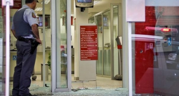 Procon determina que bancos disponham de segurança 24h