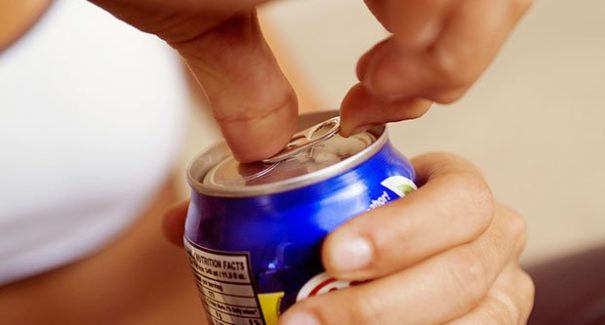 Especialista aponta os cuidados com a ingestão de bebidas energéticas