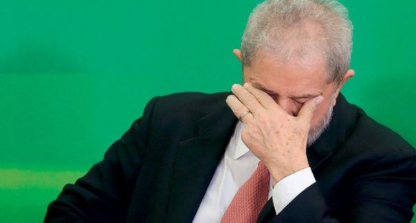 Ex-presidente Lula é condenado a nove anos de prisão