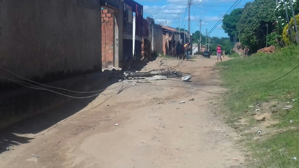 Após a passagem de um caminhão, o poste foi derrubado
