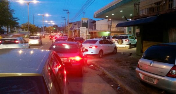 Motoristas fazem fila para abastecer com preço antigo