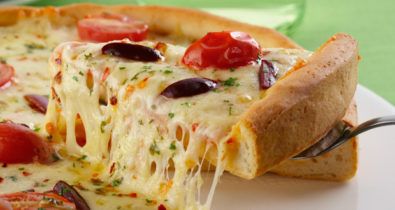 Dia da pizza: saiba como fazer pizza de microondas