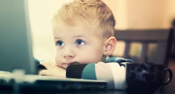 Pais devem acompanhar o acesso dos filhos à internet