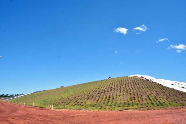 O encerramento das atividades do antigo Aterro da Ribeira representou para a capital mais condições higiênico-sanitárias ambientais e menos riscos de doenças e contaminações à população.