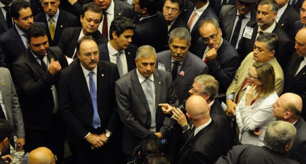 Deputados decidem pelo arquivamento de denúncia contra Michel Temer