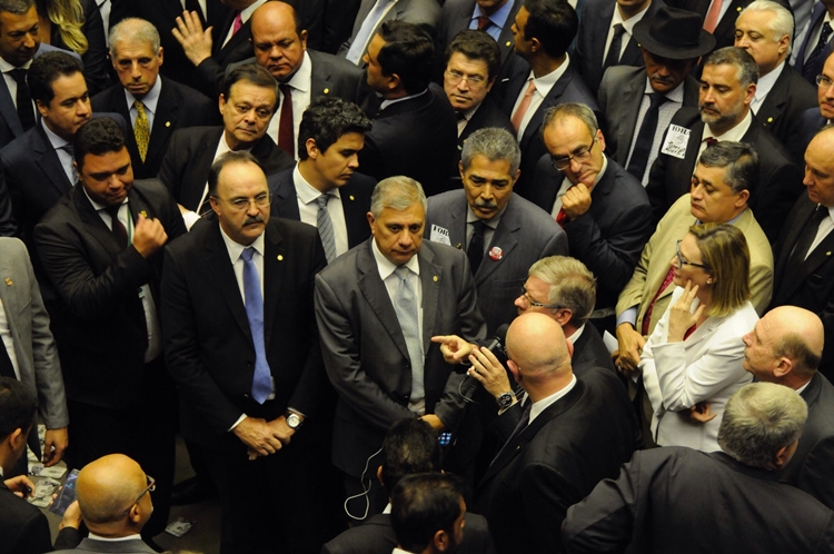 Deputados decidem pelo arquivamento de denúncia contra Michel Temer