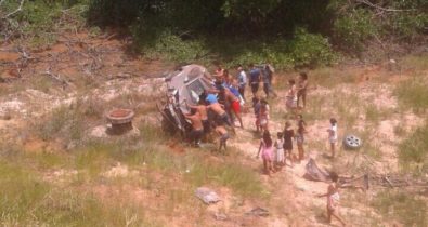 Mulher grávida capota carro na Via Expressa