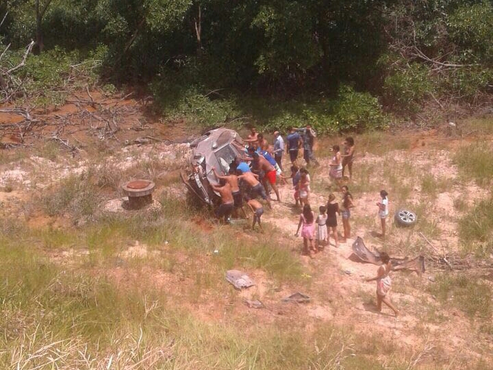 Mulher grávida capota carro na Via Expressa