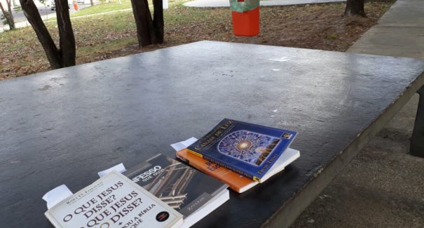 Ação anônima gera movimento literário em praça
