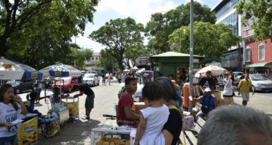 Praça Deodoro reúne gente e comércio de todos os tipos