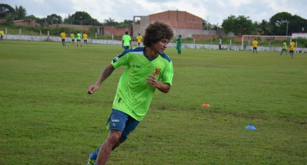 Sampaio altera meio de campo para jogo contra Confiança