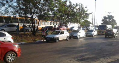 Moradores da Vila Isabel interditam Av. dos Portugueses