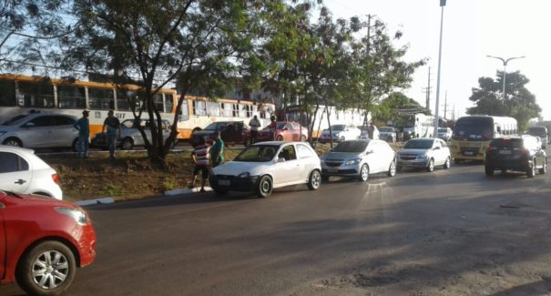 Moradores da Vila Isabel interditam Av. dos Portugueses