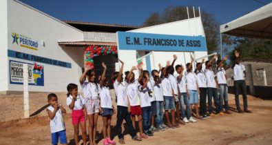 Governador inaugura escola em Peritoró e visita cinco municípios