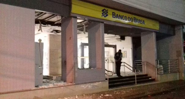 Dupla explode agência bancária em Codó