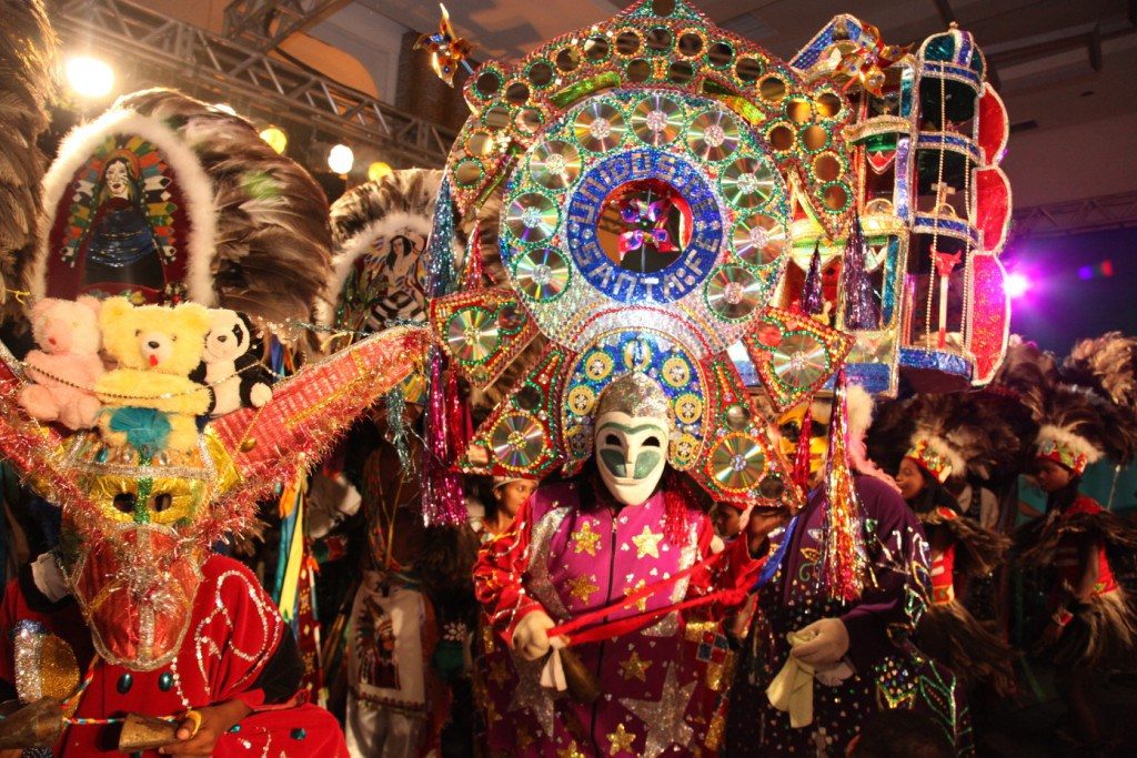 Um dos destaques deste sotaque é o personagem Cazumbá, uma mistura de homem e bicho que, vestido com uma bata comprida, máscara de madeira e de chocalho na mão, diverte os brincantes e o público.