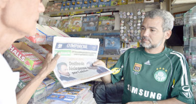 A humanidade do jornaleiro versus a urgência do robô