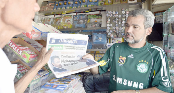 A humanidade do jornaleiro versus a urgência do robô