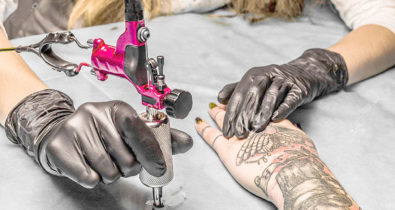 Tatuagens se popularizam como arte e expressão corporal