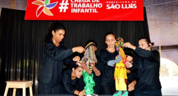 Prefeitura usa teatro de bonecos para alertar crianças contra trabalho infantil