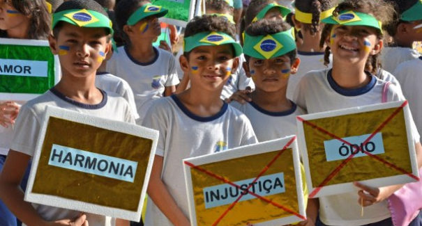 Estudantes fazem desfile em comemoração à Semana da Pátria