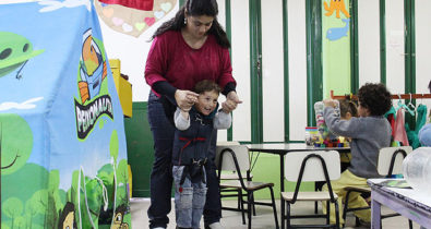 Cuidadores escolares irão auxiliar crianças com deficiência