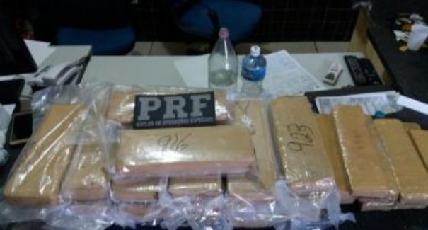 PRF apreende 25 kg de maconha em ônibus na BR-135