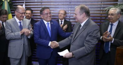 Roberto Rocha assina ficha de filiação do PSDB
