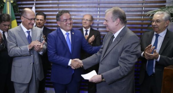 Roberto Rocha assina ficha de filiação do PSDB