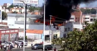 Incêndio em loja causa congestionamento na Jerônimo de Albuquerque