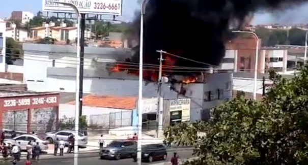 Incêndio em loja causa congestionamento na Jerônimo de Albuquerque