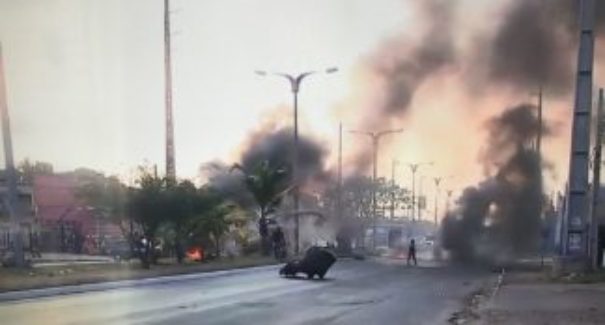 Moradores do Coroado e Parque Timbira interditam Avenida dos Africanos
