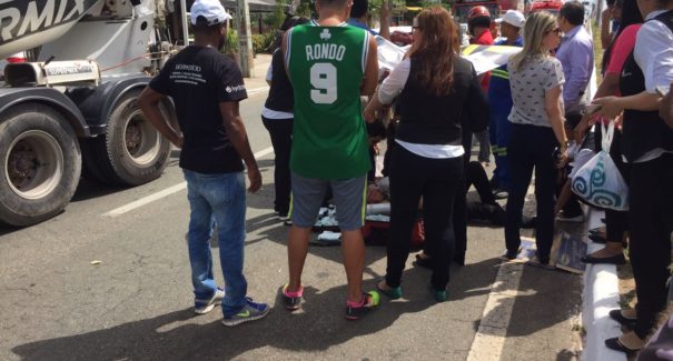 Mulher é atropelada na Avenida dos Holandeses