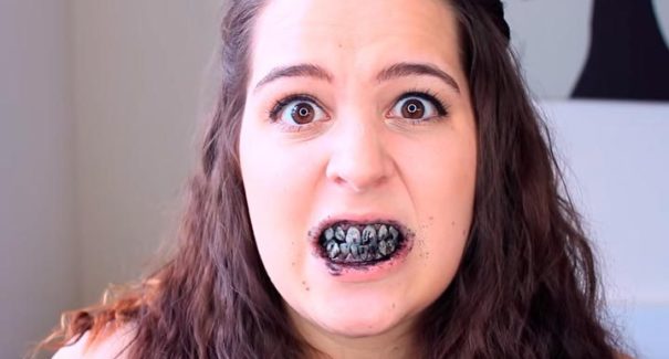 Clarear os dentes com carvão? Entenda a técnica que promete um sorriso mais branco