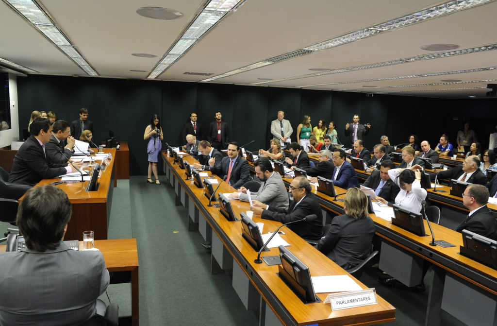 Instituições podem ser proibidas de cobrar emissão de diploma