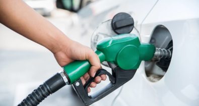 Gasolina sobe 0,80% e diesel fica 0,20% mais barato